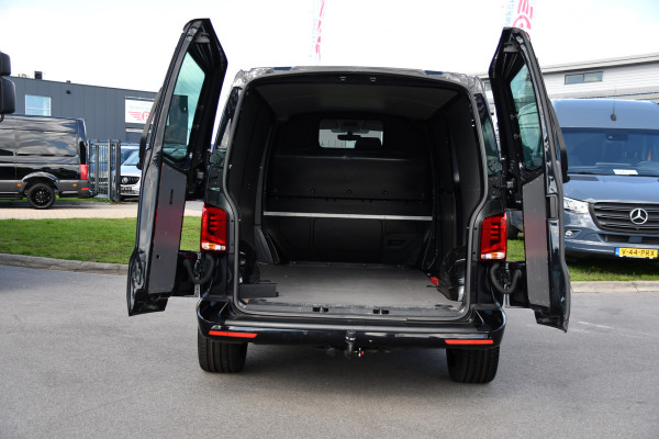 Volkswagen Transporter 2.0 TDI L2H1 30 Bulli Black Edition Virtual, Adaptieve Cruise, Camera, LED, Stoelverwarming, Trekhaak, Automaat, Multimedia, 150pk, Uniek!