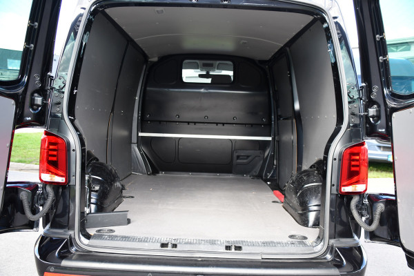 Volkswagen Transporter 2.0 TDI L2H1 30 Bulli Black Edition Virtual, Adaptieve Cruise, Camera, LED, Stoelverwarming, Trekhaak, Automaat, Multimedia, 150pk, Uniek!