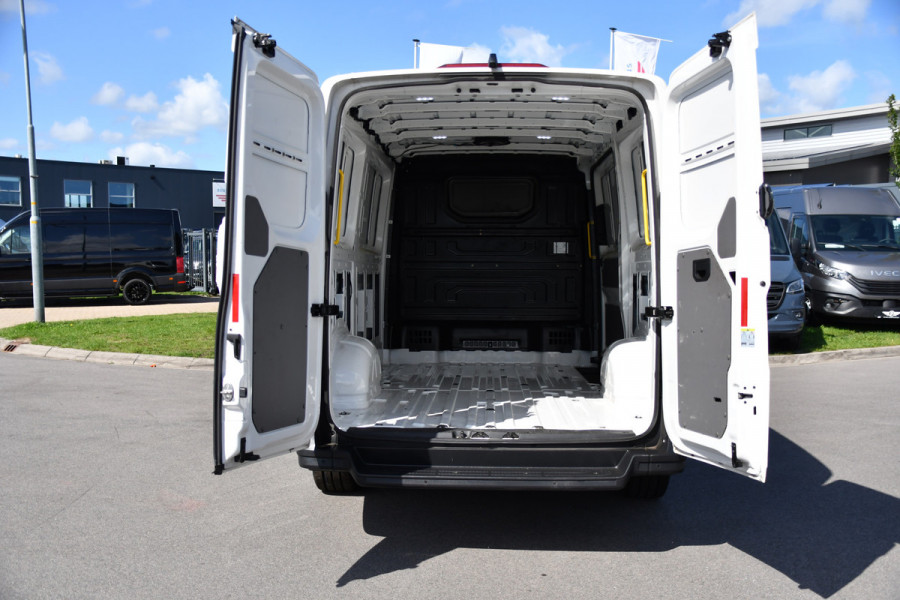 Volkswagen Crafter 35 2.0 TDI L3H2 PB Edition Camera, Cruise, Carplay, LED, Stoelverwarming, Clima, Multimedia, 177pk, Automaat, Uniek!