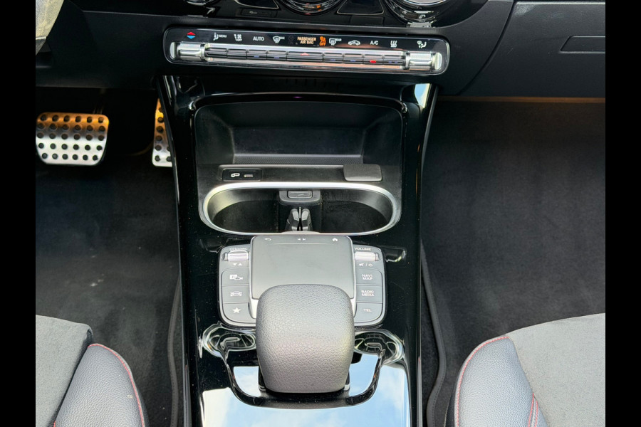 Mercedes-Benz A-Klasse 250 e Business Solution AMG | Navi |Panoramadak | Sfeerverlichting Cruise | Clima | Camera | Leder | 18".