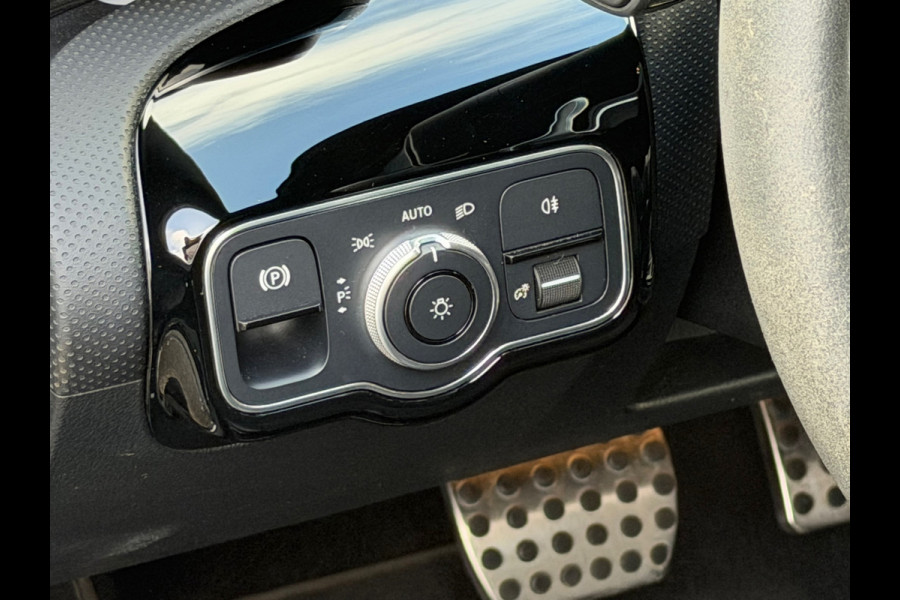 Mercedes-Benz A-Klasse 250 e Business Solution AMG | Navi |Panoramadak | Sfeerverlichting Cruise | Clima | Camera | Leder | 18".