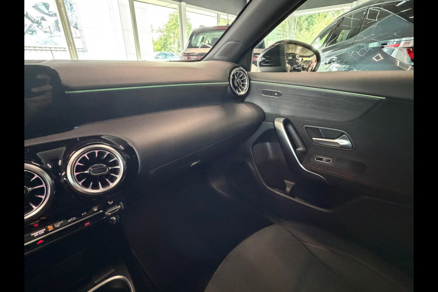 Mercedes-Benz A-Klasse 250 e Business Solution AMG | Navi |Panoramadak | Sfeerverlichting Cruise | Clima | Camera | Leder | 18".
