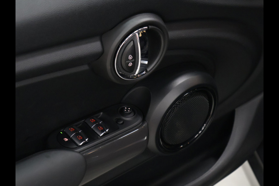 MINI 5-deurs 1.5 Cooper [APPLE CARPLAY, ANDROID, CRUISE CONTROL, LEDEREN STUUR, AIRCO, MULTIFUNCTIONEEL STUUR, NAVIGATIE, NIEUWSTAAT]