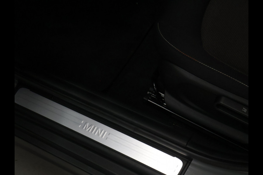 MINI 5-deurs 1.5 Cooper [APPLE CARPLAY, ANDROID, CRUISE CONTROL, LEDEREN STUUR, AIRCO, MULTIFUNCTIONEEL STUUR, NAVIGATIE, NIEUWSTAAT]