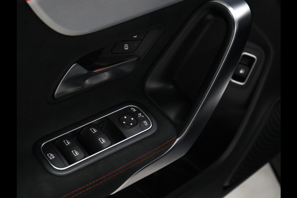 Mercedes-Benz CLA-Klasse 250 e AMG Line [APPLE CARPLAY, ANDROID, TREKHAAK, STOELVERWARMING, CRUISE CONTROL, PDC V+A, ACHTERUITRIJ CAMERA, AMG STYLING, NAVIGATIE, CLIMATE CONTROL, NIEUWSTAAT]