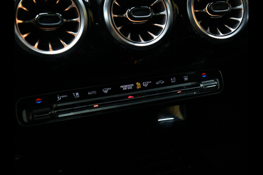 Mercedes-Benz CLA-Klasse 250 e AMG Line [APPLE CARPLAY, ANDROID, TREKHAAK, STOELVERWARMING, CRUISE CONTROL, PDC V+A, ACHTERUITRIJ CAMERA, AMG STYLING, NAVIGATIE, CLIMATE CONTROL, NIEUWSTAAT]