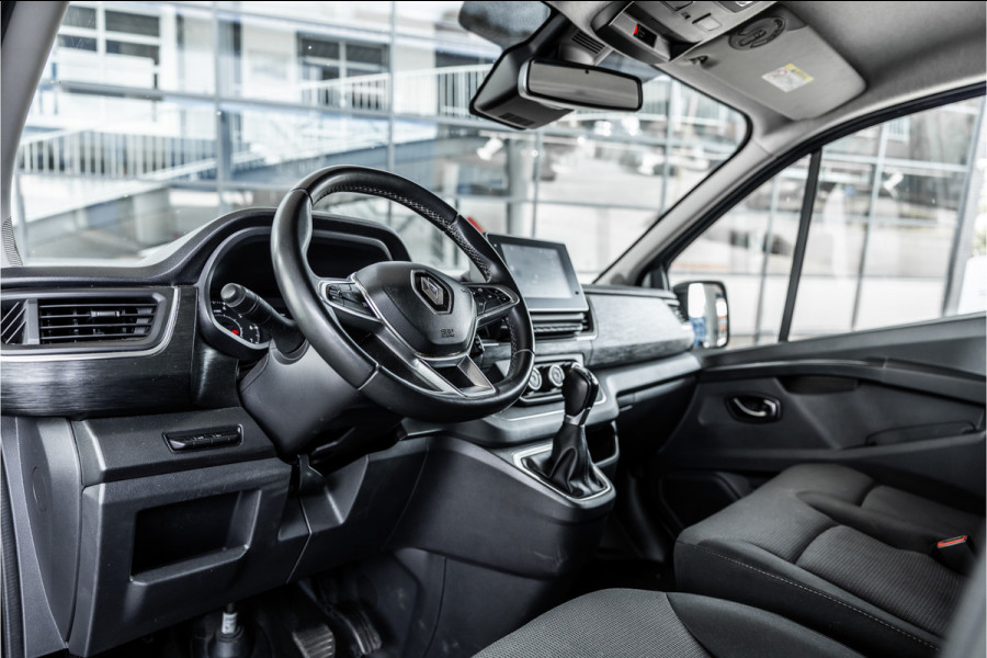 Renault Trafic 2.0 L2H1 150 PK DC | Dubbel cabine | 6-Zitter | Navigatie | Dodehoek | Camera | Trekhaak | CarPlay | Nieuwe APK | Trekhaak | Imperiaal | PDC V+A