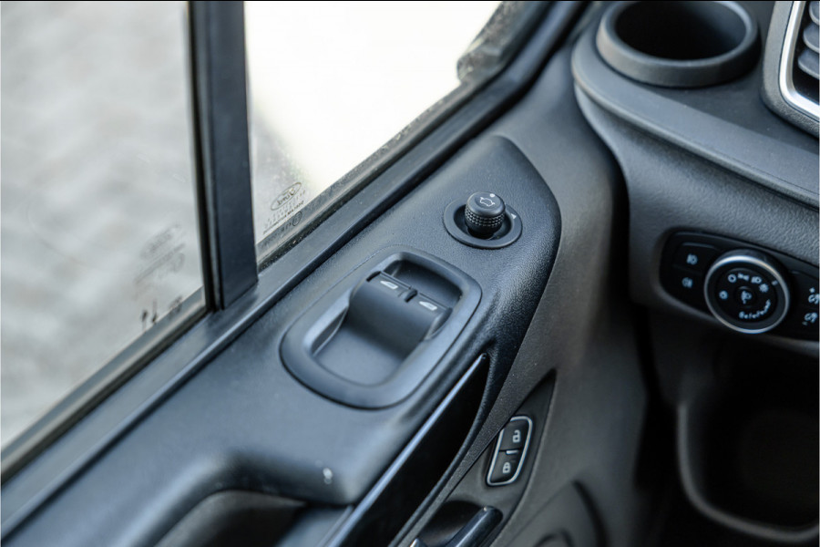 Ford Transit Custom 320 2.0 TDCI L2H1 Platinum Edition DC | Bi-Xenon | Navigatie | CarPlay | Camera | Lederen bekleding | Stoelverwarming | L+R Schuifdeur | DAB | Dubbel cabine | Nieuwe APK | Euro 6