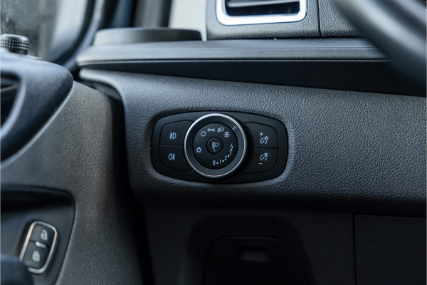 Ford Transit Custom 320 2.0 TDCI L2H1 Platinum Edition DC | Bi-Xenon | Navigatie | CarPlay | Camera | Lederen bekleding | Stoelverwarming | L+R Schuifdeur | DAB | Dubbel cabine | Nieuwe APK | Euro 6