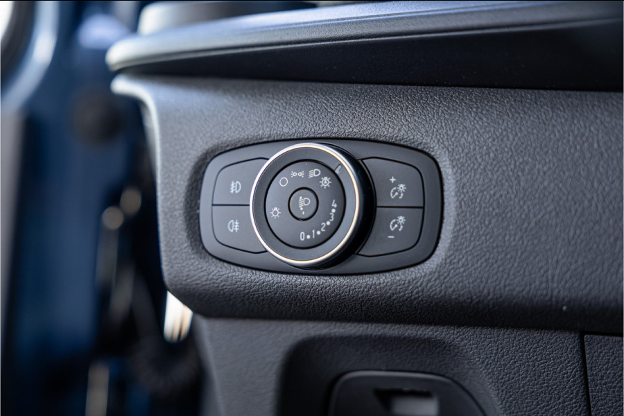 Ford Transit Custom 320 2.0 TDCI L2H1 Platinum Edition DC | Bi-Xenon | Navigatie | CarPlay | Camera | Lederen bekleding | Stoelverwarming | L+R Schuifdeur | DAB | Dubbel cabine | Nieuwe APK | Euro 6