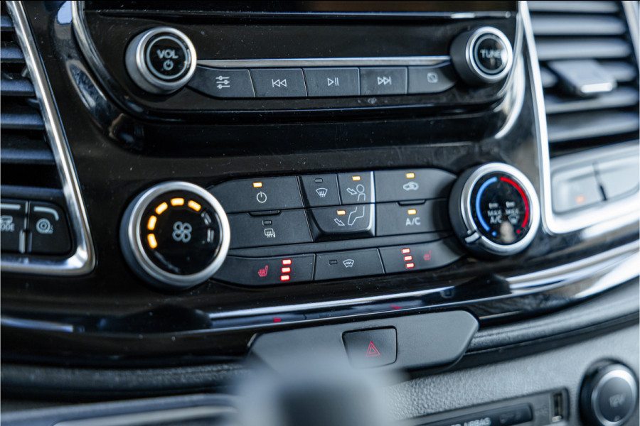 Ford Transit Custom 320 2.0 TDCI L2H1 Platinum Edition DC | Bi-Xenon | Navigatie | CarPlay | Camera | Lederen bekleding | Stoelverwarming | L+R Schuifdeur | DAB | Dubbel cabine | Nieuwe APK | Euro 6