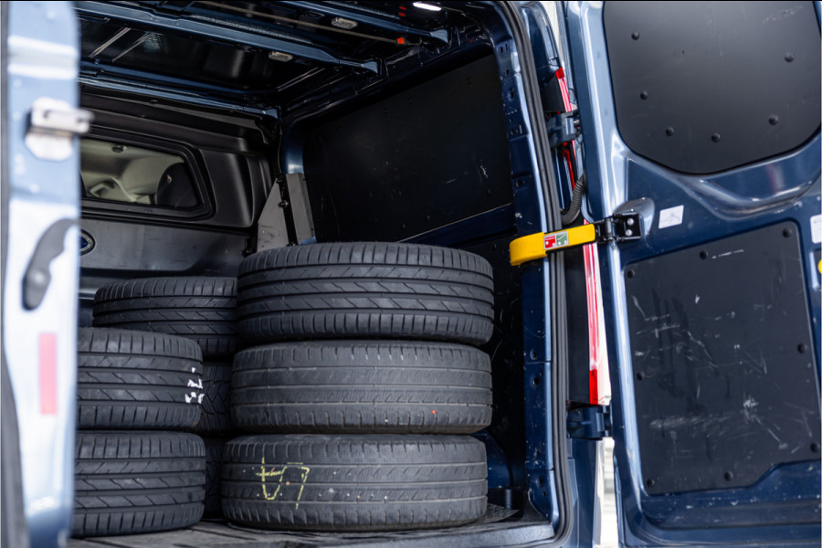 Ford Transit Custom 320 2.0 TDCI L2H1 Platinum Edition DC | Bi-Xenon | Navigatie | CarPlay | Camera | Lederen bekleding | Stoelverwarming | L+R Schuifdeur | DAB | Dubbel cabine | Nieuwe APK | Euro 6