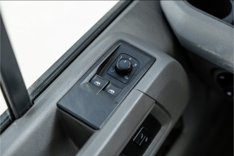 Volkswagen Crafter 35 2.0 TDI 177 PK L3H3 | Bi-Xenon | CarPlay | Camera | Navigatie | Cruise control | DAB | Betimmering | PDC | Dealer onderhouden | Nieuwe APK | Euro 6