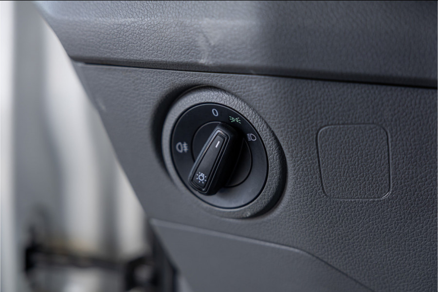 Volkswagen Crafter 35 2.0 TDI 177 PK L3H3 | Bi-Xenon | CarPlay | Camera | Navigatie | Cruise control | DAB | Betimmering | PDC | Dealer onderhouden | Nieuwe APK | Euro 6