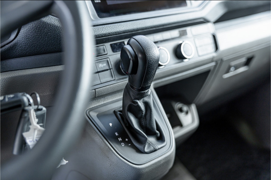 Volkswagen Crafter 35 2.0 TDI 177 PK L3H3 | Bi-Xenon | CarPlay | Camera | Navigatie | Cruise control | DAB | Betimmering | PDC | Dealer onderhouden | Nieuwe APK | Euro 6