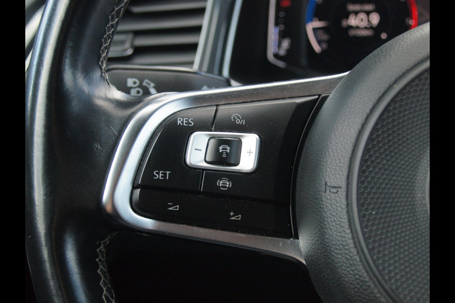 Volkswagen T-Roc 1.5 TSI R-Line | Camera | Trekhaak | Beats | Apple Carplay | ACC |