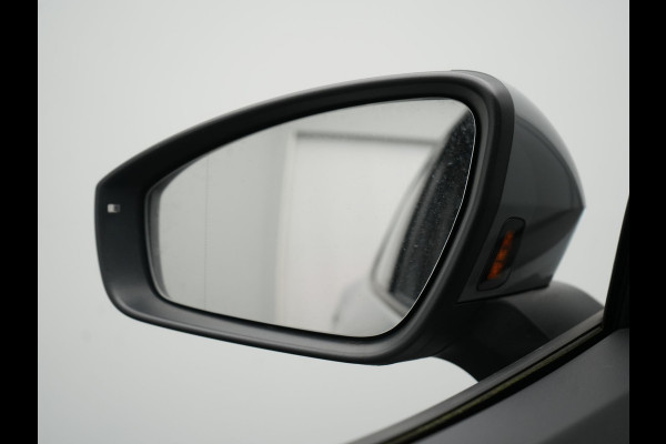 Volkswagen ID.4 Pro 77 kWh 204pk Dealer O.H. | Adaptive Cruise | 360 Camera | Alcantara Sportstoelen & Stuur Verwarmd | Keyless | Blis | Sfeerverlichting | Apple Carplay | Navigatie | DAB | 21"L.M |