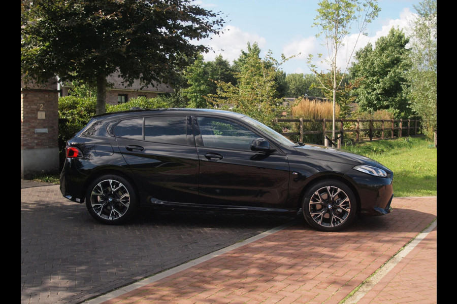 BMW 1-serie 120 M Sport Design Edition | M-Pakket | Camera | Apple Carplay | Sfeerverlichting | NL-Auto |
