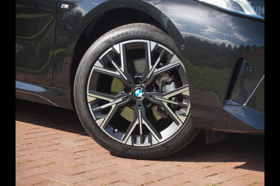 BMW 1-serie 120 M Sport Design Edition | M-Pakket | Camera | Apple Carplay | Sfeerverlichting | NL-Auto |