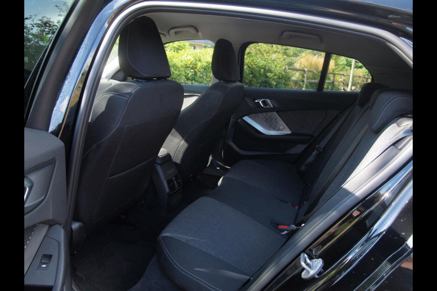 BMW 1-serie 120 M Sport Design Edition | M-Pakket | Camera | Apple Carplay | Sfeerverlichting | NL-Auto |