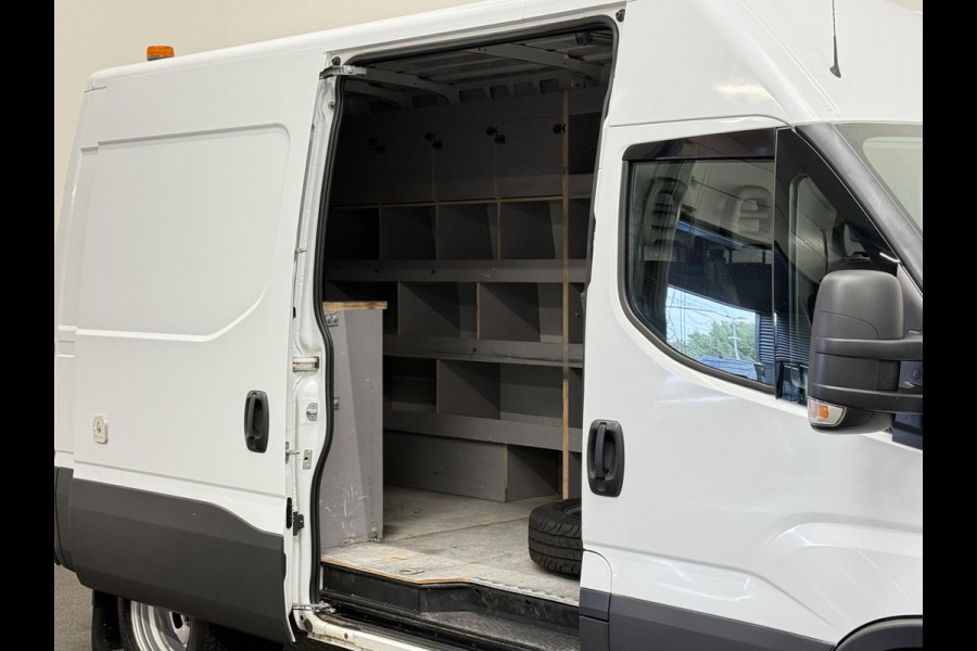 Iveco Daily 35C16V 2.3 352 L2H2 Automaat Dubbellucht Airco Cruise Control Parkeersensoren