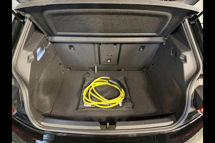 Volkswagen ID.3 Pure 52 kWh 18"/Adaptieve Cruise/Apple Carplay & Android Auto/DAB/Navigatie/Sfeerverlichting/Camera/Stuur + stoelverwarming