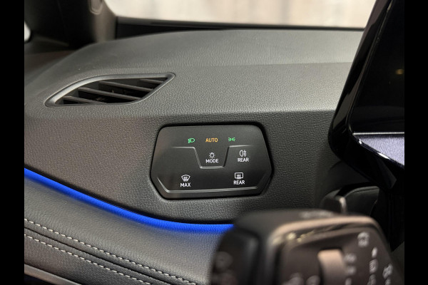 Volkswagen ID.3 Pure 52 kWh 18"/Adaptieve Cruise/Apple Carplay & Android Auto/DAB/Navigatie/Sfeerverlichting/Camera/Stuur + stoelverwarming