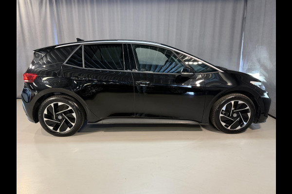 Volkswagen ID.3 Pure 52 kWh 18"/Adaptieve Cruise/Apple Carplay & Android Auto/DAB/Navigatie/Sfeerverlichting/Camera/Stuur + stoelverwarming