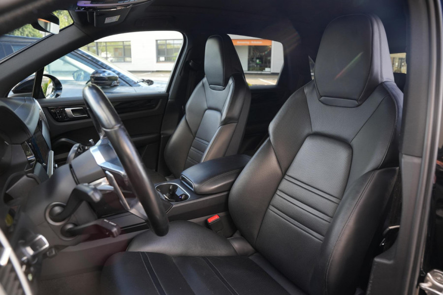 Porsche Cayenne 3.0 E-Hybrid Panoramadak Sportchrono HeadUp Stoelvent. Trekhaak 22''LM