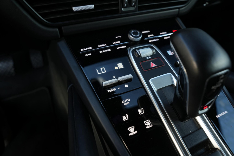 Porsche Cayenne 3.0 E-Hybrid Panoramadak Sportchrono HeadUp Stoelvent. Trekhaak 22''LM