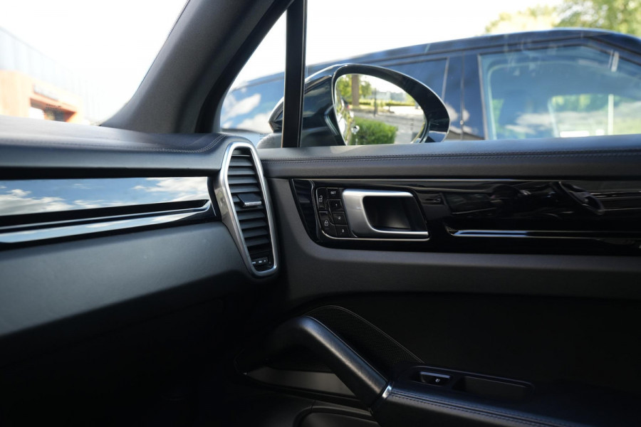 Porsche Cayenne 3.0 E-Hybrid Panoramadak Sportchrono HeadUp Stoelvent. Trekhaak 22''LM