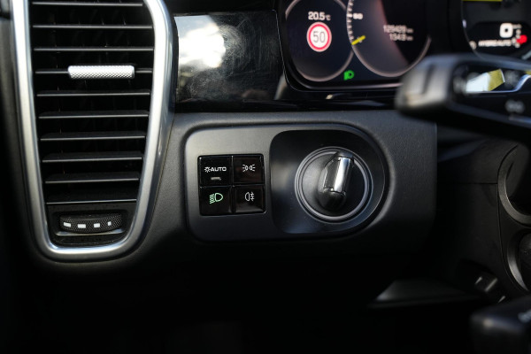 Porsche Cayenne 3.0 E-Hybrid Panoramadak Sportchrono HeadUp Stoelvent. Trekhaak 22''LM