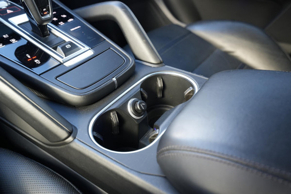 Porsche Cayenne 3.0 E-Hybrid Panoramadak Sportchrono HeadUp Stoelvent. Trekhaak 22''LM