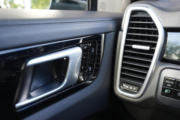 Porsche Cayenne 3.0 E-Hybrid Panoramadak Sportchrono HeadUp Stoelvent. Trekhaak 22''LM