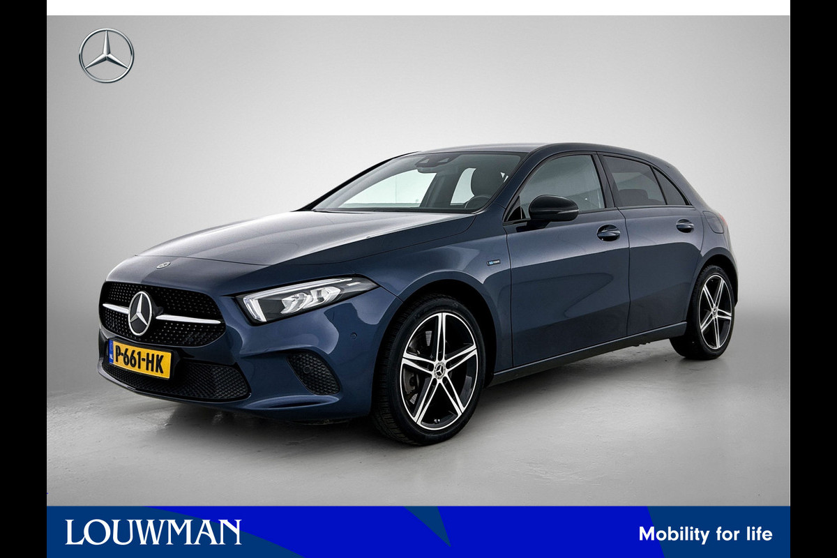 Mercedes-Benz A-Klasse 250 e Business Solution AMG Limited | AMG-Line exterieur | Achteruitrijcamera | Sfeerverlichting | Stoelverwarming |Trekhaak | NIghtpakket | 24 Maanden Mercedes-Benz Certified Garantie