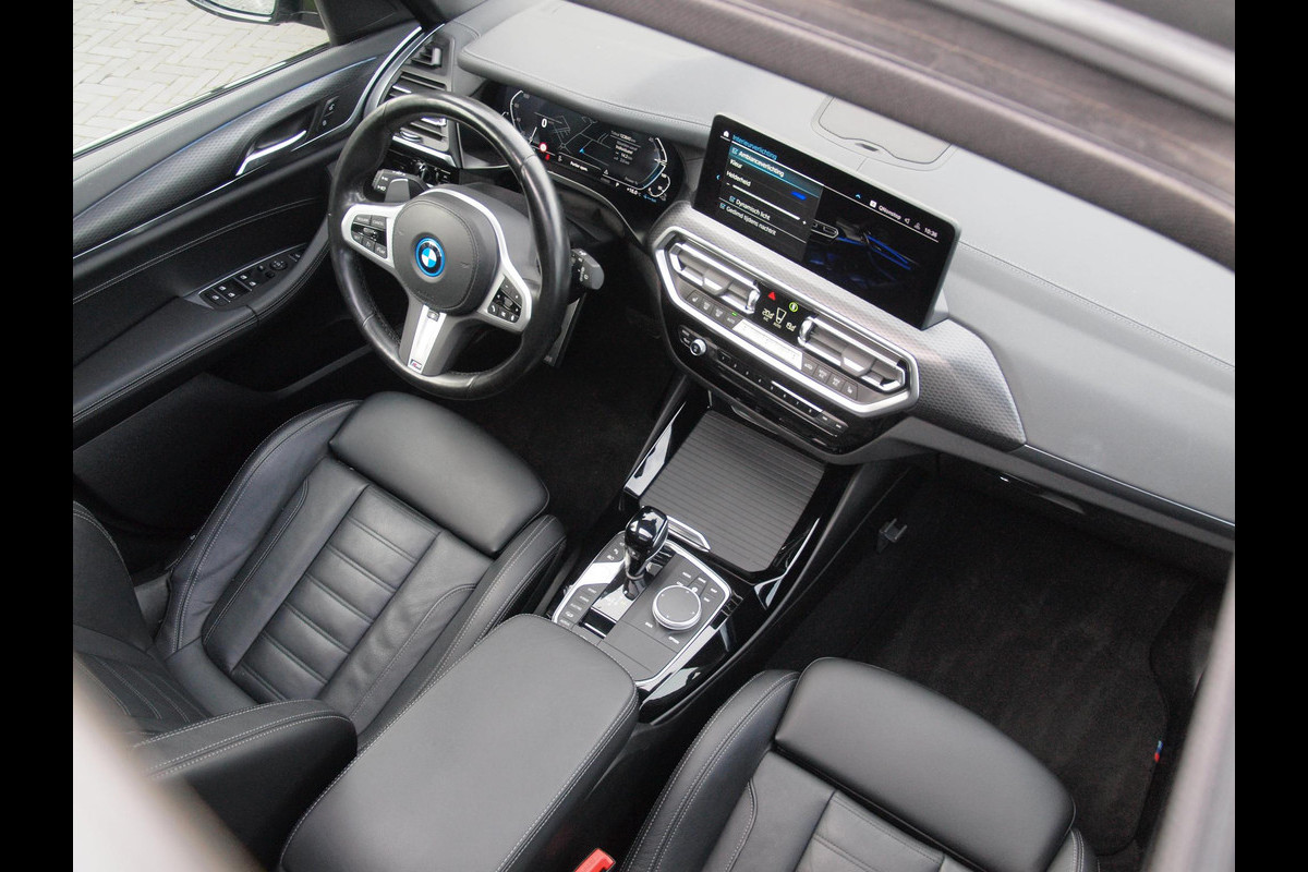 BMW X3 xDrive30e Business Edition Plus | M-Pakket | Panoramadak | Trekhaak | 360 Camera | Sfeerverlichting | ACC | NL-Auto |