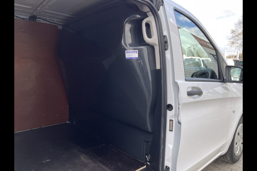 Mercedes-Benz Vito 111 CDI Functional Lang L2H1 / rijklaar € 16.950 ex btw / lease vanaf € 285 / airco / navigatie / achteruit rijcamera / parkeersensoren voor en achter !