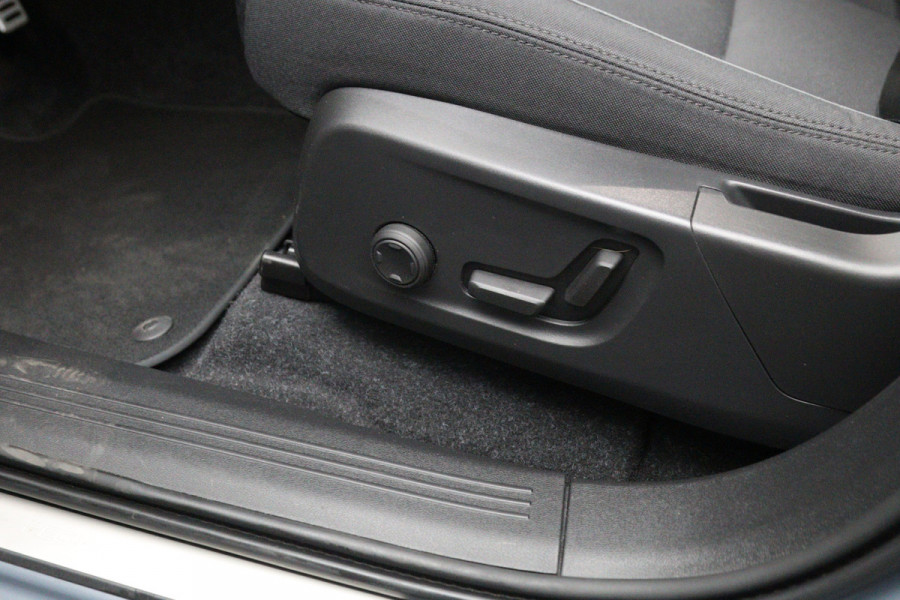 Volvo XC40 Recharge Pro 232 PK 70 KWH, SOH 96 %, Panoramadak, Trekhaak, Harman/Kardon, Memory