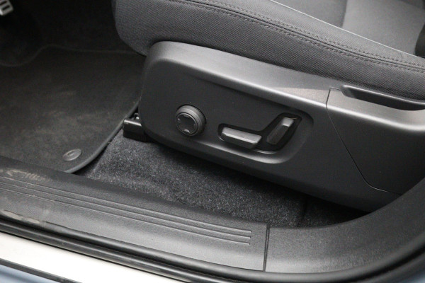 Volvo XC40 Recharge Pro 232 PK 70 KWH, SOH 96 %, Panoramadak, Trekhaak, Harman/Kardon, Memory