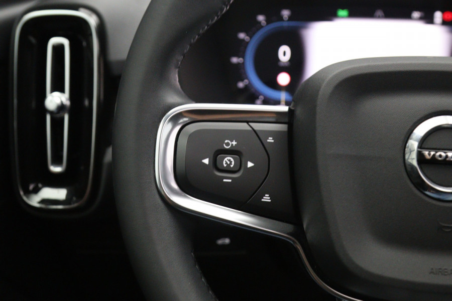 Volvo XC40 Recharge Pro 232 PK 70 KWH, SOH 96 %, Panoramadak, Trekhaak, Harman/Kardon, Memory