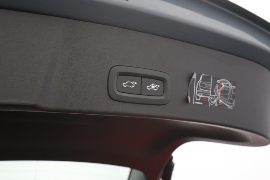 Volvo XC40 Recharge Pro 232 PK 70 KWH, SOH 96 %, Panoramadak, Trekhaak, Harman/Kardon, Memory