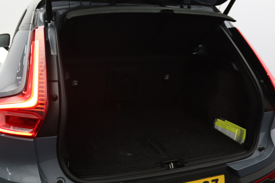 Volvo XC40 Recharge Pro 232 PK 70 KWH, SOH 96 %, Panoramadak, Trekhaak, Harman/Kardon, Memory