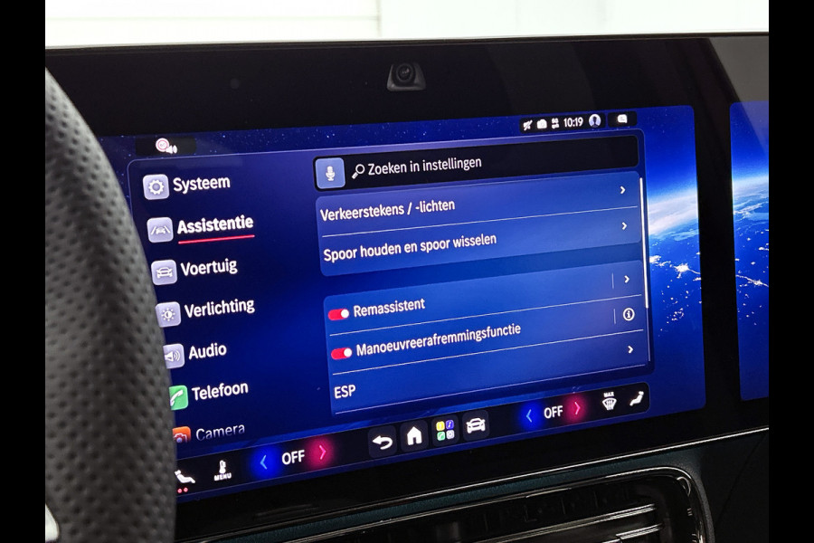Mercedes-Benz Glb 180 Business Solution AMG 7p. | Premium pakket | Nightpakket | Vast panoramadak | Verstelbare demping | 20” multispaaks lichtmetalen AMG-velgen | GUARD 360° | Massage functie |