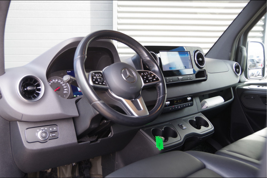 Mercedes-Benz Sprinter 319 3.0 CDI V6 L2H1 3-ZITS, AUT. LED, LEDER, 360 CAMERA, ADAPT. CRUISE, STOELVERWARMING, 10'' MBUX, STANDKACHEL, CLIMA, TREKHAAK