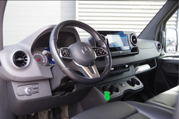 Mercedes-Benz Sprinter 319 3.0 CDI V6 L2H1 3-ZITS, AUT. LED, LEDER, 360 CAMERA, ADAPT. CRUISE, STOELVERWARMING, 10'' MBUX, STANDKACHEL, CLIMA, TREKHAAK