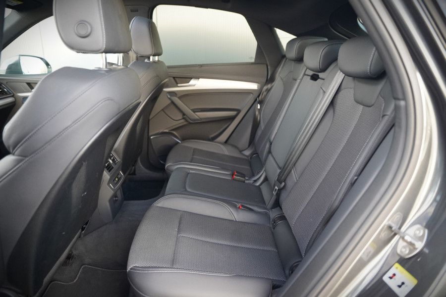 Audi Q5 Sportback 50 TFSI e S edition Competition S-Line | Panoramadak | Stoelverwarming | Camera | Elektrische Stoelen | Keyless | Navigatie | Trekhaak | Cruise Control | Ambiance Verlichting | Parkeersensoren