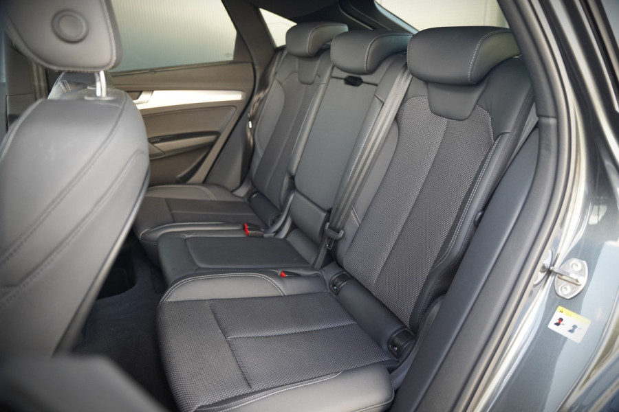 Audi Q5 Sportback 50 TFSI e S edition Competition S-Line | Panoramadak | Stoelverwarming | Camera | Elektrische Stoelen | Keyless | Navigatie | Trekhaak | Cruise Control | Ambiance Verlichting | Parkeersensoren