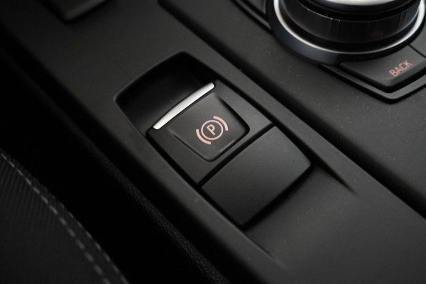 BMW X1 sDrive18d High Executive - Automaat, Panorama dak, Navigatie