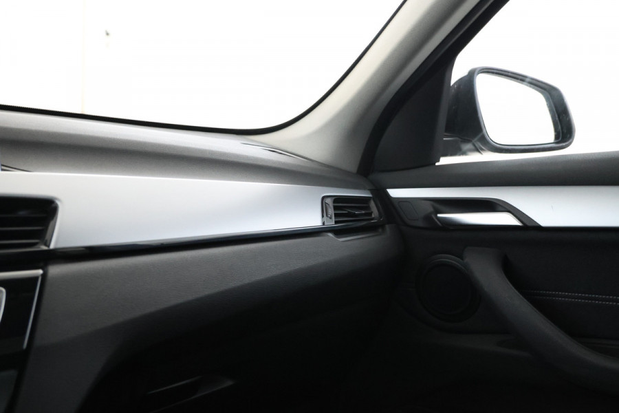BMW X1 sDrive18d High Executive - Automaat, Panorama dak, Navigatie