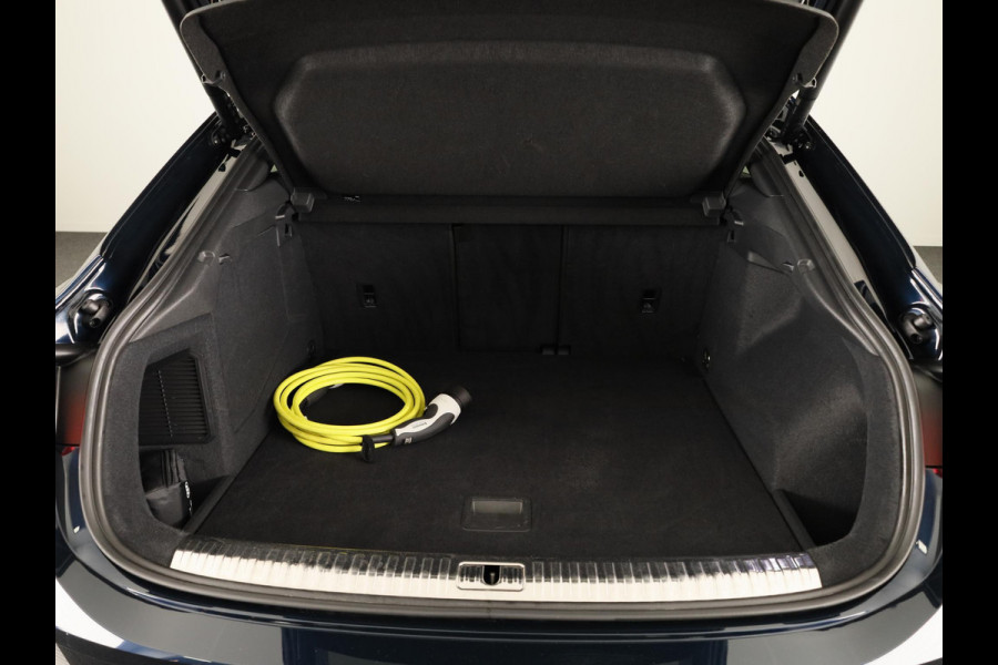 Audi Q3 Sportback 45 TFSI e S Edition 245 pk S-tronic | Navigatie | Panoramadak | Parkeersensoren | Adaptieve cruise control | S-Line interieur